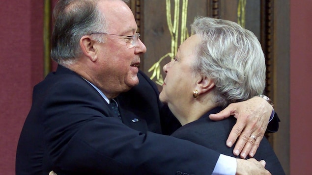 Étreinte entre Bernard Landry et Lise Payette à l'Assemblée nationale Étreinte entre Bernard Landry et Lise Payette à l'Assemblée nationale