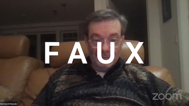 Bernard Massie parle à la caméra lors d'un appel Zoom. Le mot FAUX est superposé sur l'image.