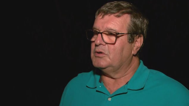 Bernard Ouellet accorde une entrevue à proximité du boisé où le corps de Martin Carpentier a été retrouvé.