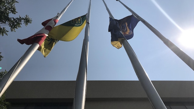 Trois drapeaux sont en berne, la prise de photo de caméra est de haut, et on voir le ciel. Trois drapeaux sont en berne, la prise de photo de caméra est de haut, et on voir le ciel.