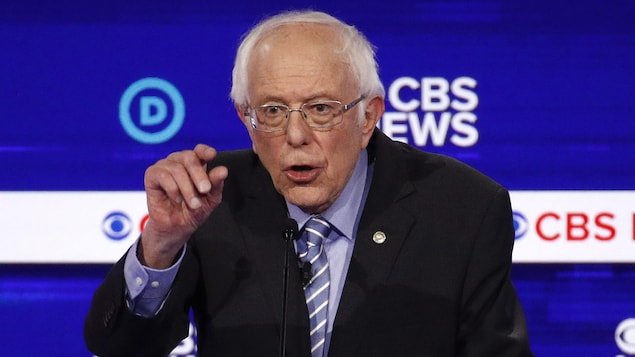 Bernie Sanders prend la parole lors d'un débat.