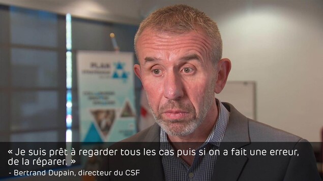 Bertrand Dupain en entrevue dans la salle de conférence du bureau central de Richmond. Citation sur l'image : « Je suis prêt à regarder tous les cas puis si on a fait une erreur, de la réparer. » Bertrand Dupain en entrevue dans la salle de conférence du bureau central de Richmond. Citation sur l'image : « Je suis prêt à regarder tous les cas puis si on a fait une erreur, de la réparer. »