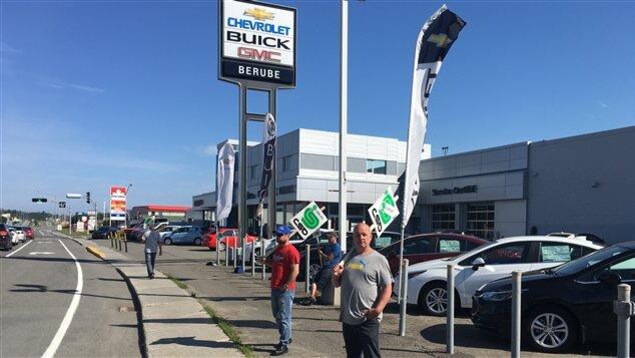 Des employés syndiqués font du piquetage devant le concessionnaire Bérubé GM. Des employés syndiqués font du piquetage devant le concessionnaire Bérubé GM.