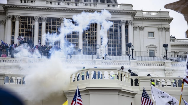 Des partisans du président Trump prennent d'assaut le Capitole.