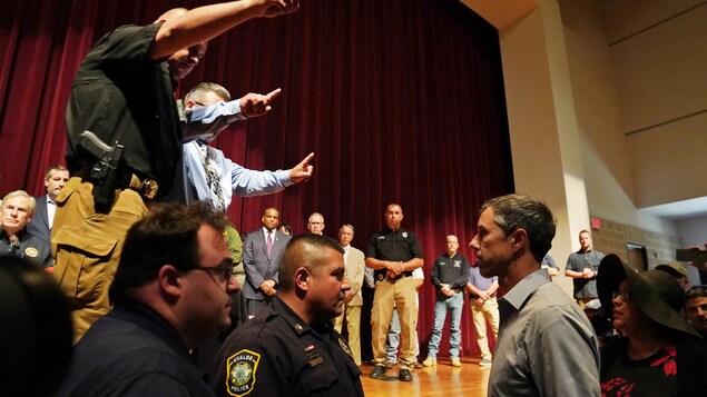 Beto O'Rourke, devant des policiers, se fait montrer la porte par des responsables sur la scène.
