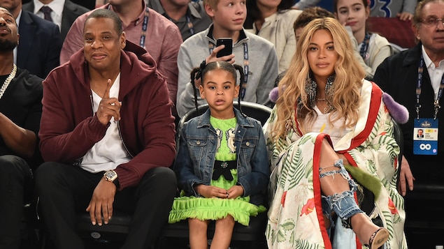 Jay Z et Beyoncé, entourés de leur fille Blue Ivy, en train d'assister à un match de basket-ball à Los Angeles en février 2017. Jay Z et Beyoncé, entourés de leur fille Blue Ivy, en train d'assister à un match de basket-ball à Los Angeles en février 2017.