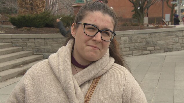 Une femme donne une entrevue à Radio-Canada lors de son chemin de croix. Une femme donne une entrevue à Radio-Canada lors de son chemin de croix.