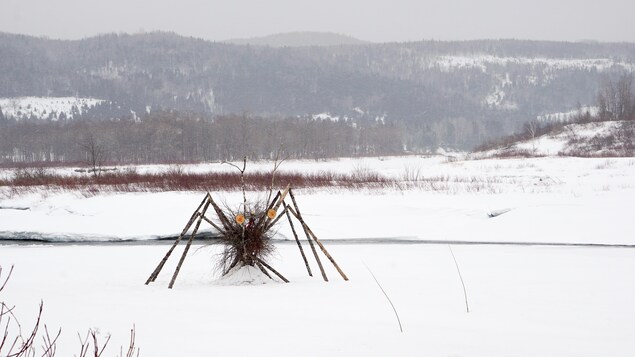 La structure de bois sur de la neige. 