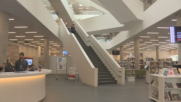 L'intérieur d'une bibliothèque L'intérieur d'une bibliothèque