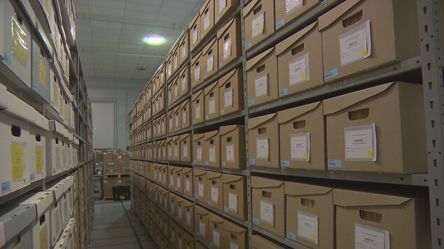 Des boîtes d'archives. Des boîtes d'archives.