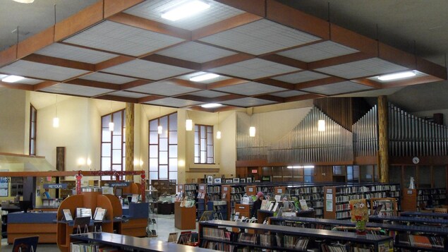 L'église Saint-Aimé d'Asbestos a été convertie en bibliothèque. L'église Saint-Aimé d'Asbestos a été convertie en bibliothèque.