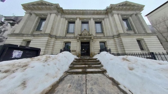 La devanture du bâtiment, l'hiver.