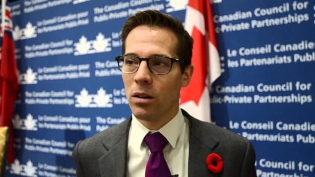 Ehren Cory lors d'une activité publique du Conseil canadien pour les partenariats public-privé.