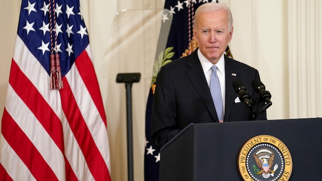 Joe Biden, derrière un lutrin à la Maison-Blanche et devant un drapeau américain
