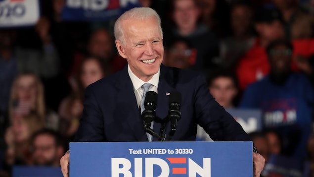 Joe Biden devant ses partisans, souriant