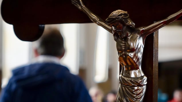 Une statut de Jésus sur la croix.
