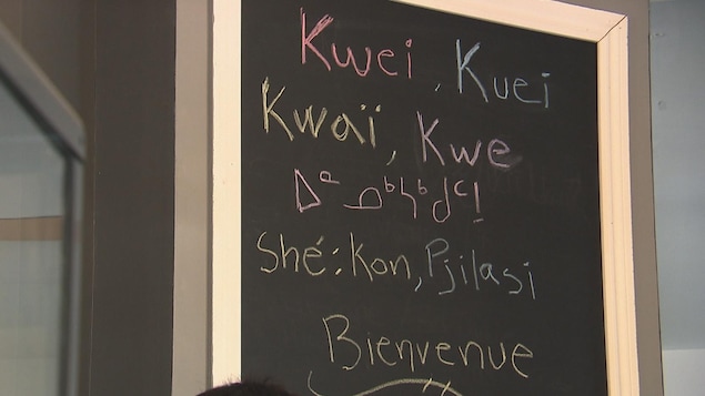 Un tableau noir où est écrit «Bienvenue» en plusieurs langues autochtones.