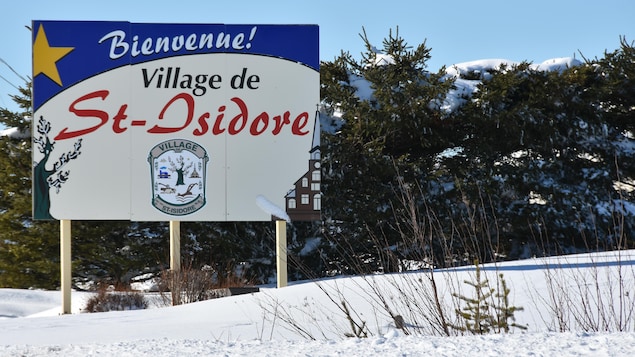Panneau d'affichage Bienvenue au village de Saint-Isidore.