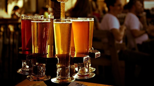 Des verres de bière sur un comptoir à la microbrasserie La Barberie, à Québec