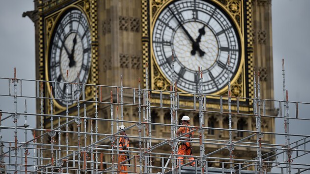 L'horloge Big Ben, est entourée d'échafaudages où s'affairent des travailleurs en construction, à Londres.