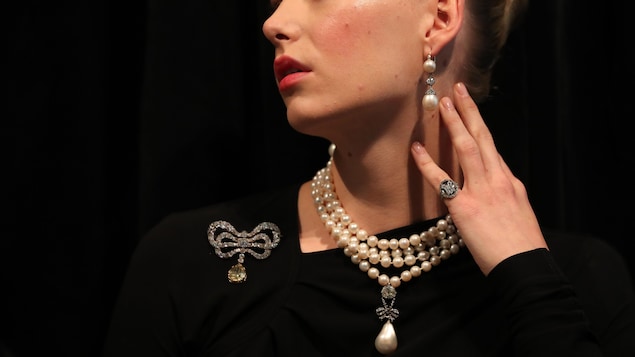 Une femme porte des bijoux. Une femme porte des bijoux.