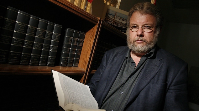 Bill Blaikie, photographié dans son bureau devant une bibliothèque en mars 2007. 