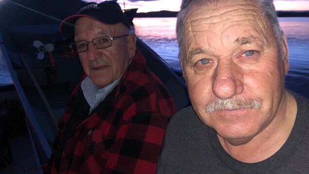Les pêcheurs de crevette Bill Cleary et Chris Lethbridge sont venus au secours des occupants de l'appareil. Les pêcheurs de crevette Bill Cleary et Chris Lethbridge sont venus au secours des occupants de l'appareil.
