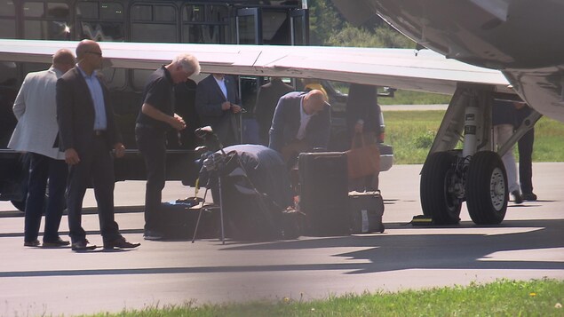 Les Clinton sont arrivés à l'aéroport de Sherbrooke un peu après 14 heures dimanche. Tout indique que le golf fera partie des activités de l'ex-président américain.
