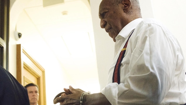 Bill Cosby, menottes aux poignets, quitte la salle d'audience à Norristown, en Pennsylvanie. Bill Cosby, menottes aux poignets, quitte la salle d'audience à Norristown, en Pennsylvanie.