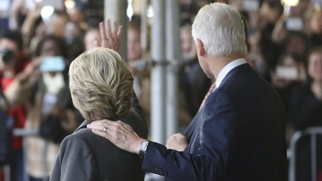 Hillary et Bill Clinton partent d'un hôtel de New York le 9 novembre 2016, au lendemain de la défaite subie par l'ancienne secrétaire d'État au scrutin présidentiel Hillary et Bill Clinton partent d'un hôtel de New York le 9 novembre 2016, au lendemain de la défaite subie par l'ancienne secrétaire d'État au scrutin présidentiel