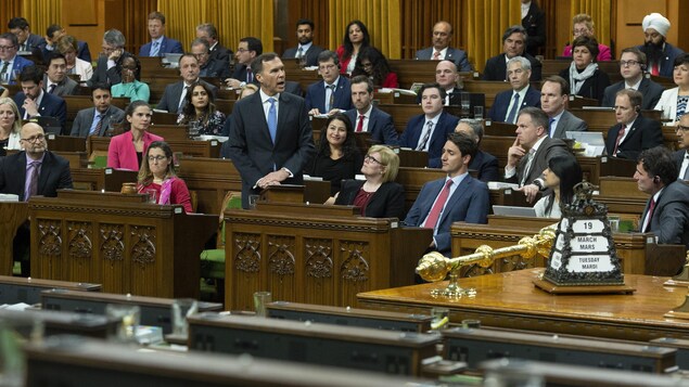 Bill Morneau s'exprime à la Chambre des communes. Justin Trudeau est notamment assis à ses côtés.
