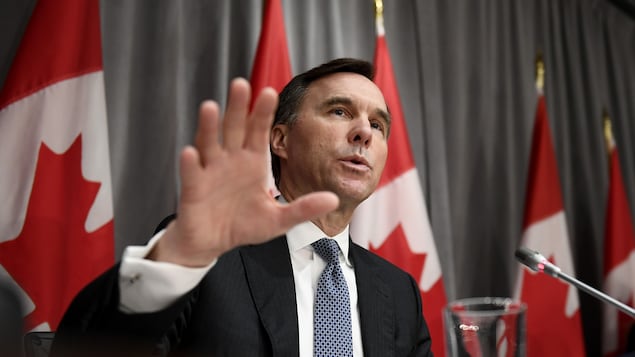 Bill Morneau en conférence de presse.