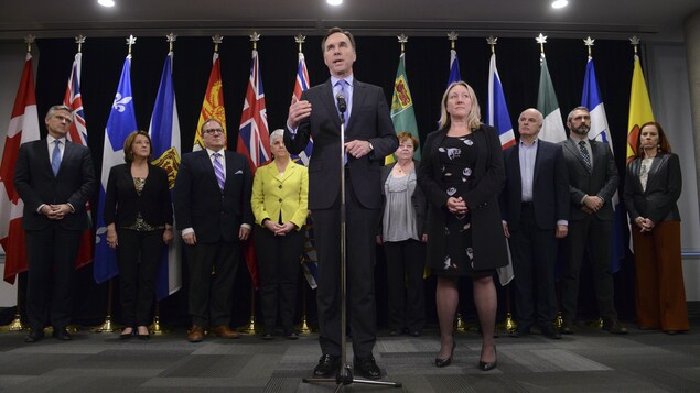 Le ministre fédéral des Finances, Bill Morneau, en conférence de presse avec ses homologues des provinces.