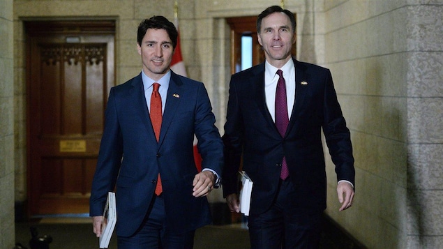 Le premier ministre Justin Trudeau et le ministre des Finances Bill Morneau marchant côte à côte dans le parlement canadien.