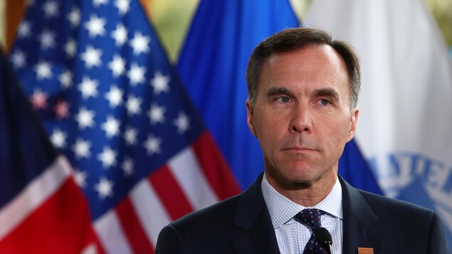 Bill Morneau en conférence de presse.