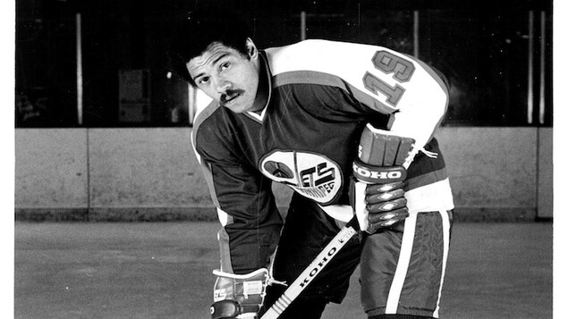 Un joueur de hockey des Jets de Winnipeg pose pour la caméra. 