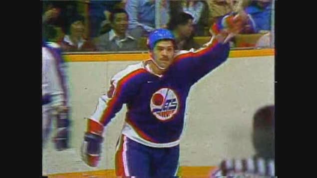 Bill Riley marque un but contre les Maple Leafs de Toronto durant la saison 1979-1980
