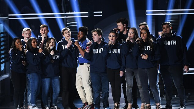 Shawn Mendes et Khalid chantent avec une chorale de jeunes aux Billboard Awards Shawn Mendes et Khalid chantent avec une chorale de jeunes aux Billboard Awards