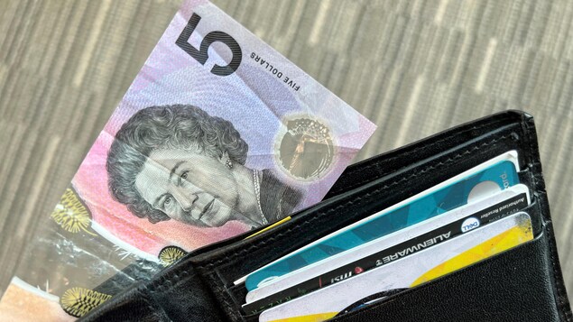 Une billet de 5$ à l'effigie de la reine Élisabeth II dans un portefeuille.