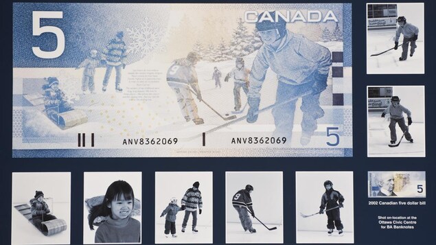 Billet de cinq dollars avec les photos originales d'enfants qui jouent dehors en exerçant différentes activités (hockey, patinage et toboggan). Billet de cinq dollars avec les photos originales d'enfants qui jouent dehors en exerçant différentes activités (hockey, patinage et toboggan).