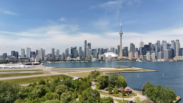 Le centre-ville de Toronto et aéroport Billy Bishop, situé sur l’île de Toronto. 