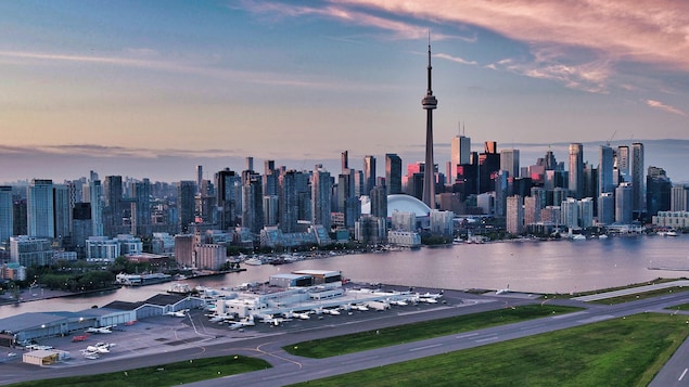 L'aéroport vu des airs avec le centre-ville de Toronto à l'arrière.