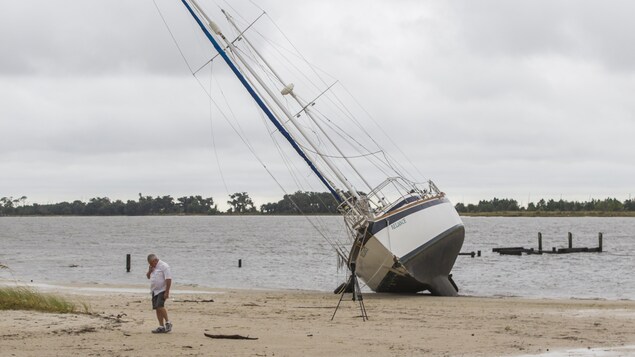 Un voilier a été rejeté par la mer sur la côte du Mississippi. Un voilier a été rejeté par la mer sur la côte du Mississippi.