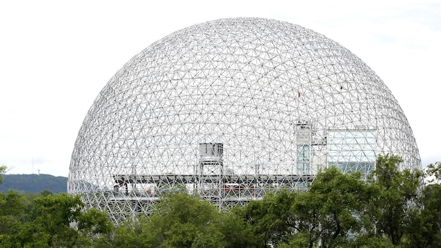 Une photo de la Biosphère de Montréal avec le mont Royal en arrière-plan. Une photo de la Biosphère de Montréal avec le mont Royal en arrière-plan.