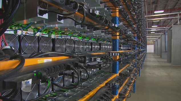 Des milliers d'ordinateurs disposés dans un entrepôt.