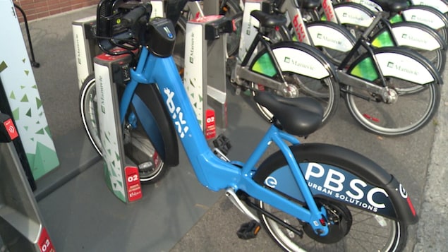 Station dans laquelle se trouvent des bixis standards et un bixi à assistance électrique