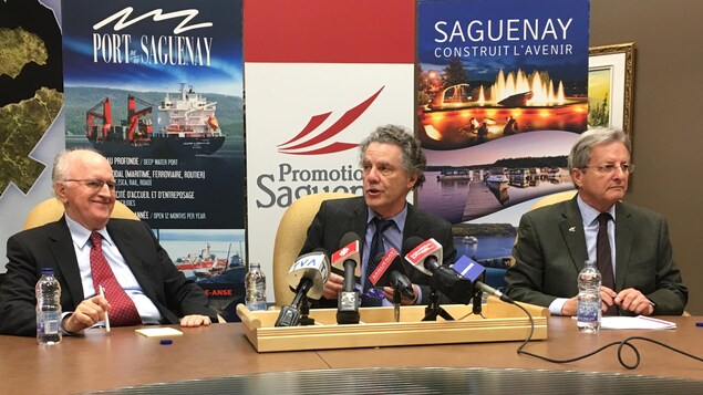 Ghyslain Harvey à gauche, Jean Rainville au centre et Jean Tremblay à droite, lors de la conférence de presse à l'hôtel-de-ville.