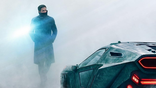 L'affiche du film « Blade Runner 2049 », réalisé par Denis Villeneuve. Ryan Gosling marche à travers le brouillard vers sa voiture futuriste. L'affiche du film « Blade Runner 2049 », réalisé par Denis Villeneuve. Ryan Gosling marche à travers le brouillard vers sa voiture futuriste.