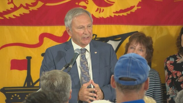 Blaine Higgs, devant un drapeau du Nouveau-Brunswick, s'adresse à ses militants. Blaine Higgs, devant un drapeau du Nouveau-Brunswick, s'adresse à ses militants.