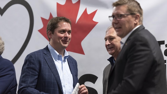 Andrew Scheer, Blaine Higgs et Scott Moe lors d'un rassemblement pro-pipeline le 16 février 2019 en Saskatchewan.